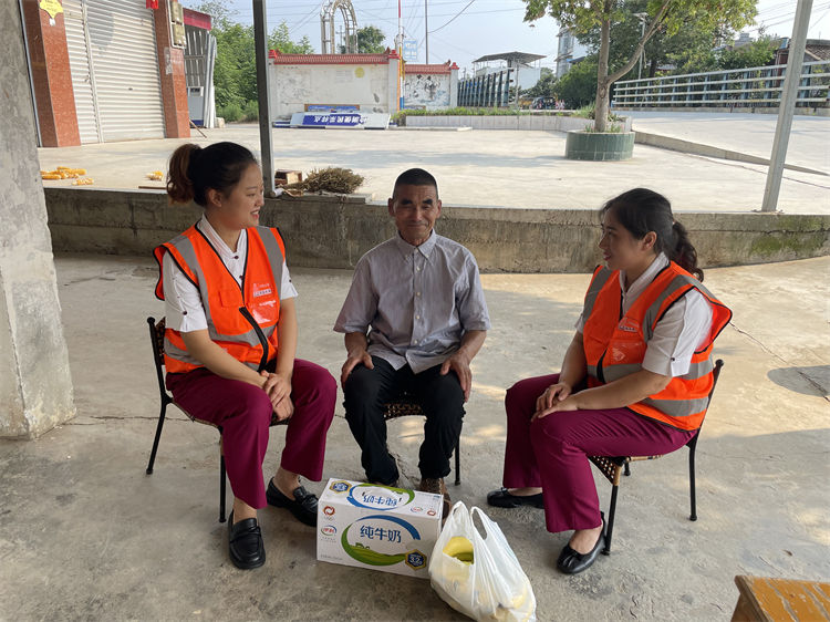 7.31+芦溪+芦溪收费站开展“致敬老兵 铭记历史”走访慰问活动.png