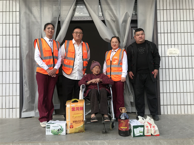 10.23+三台东收费站+三台东收费站组织开展“弘尊老美德 树敬老新风”慰问活动(1).jpg