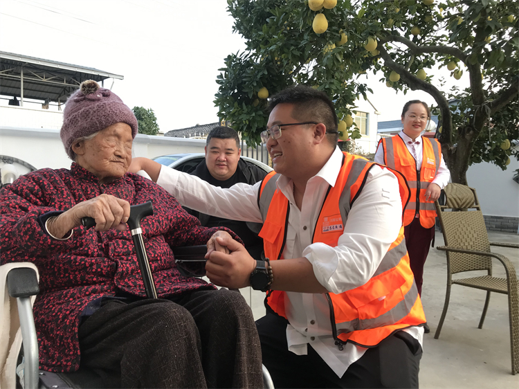 10.23+三台东收费站+三台东收费站组织开展“弘尊老美德 树敬老新风”慰问活动(2).jpg