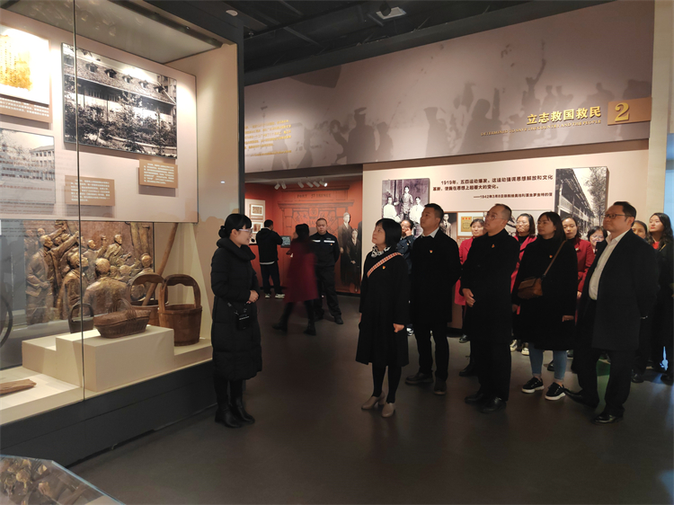 603-11.17++һ֧չհ ºɫ䡱ʵ2.jpg