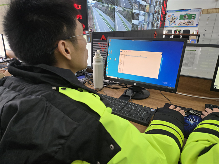 3.10+绵遂稽查机电+绵阳管理处机电中队全力确保全国两会期间路段网络安全.jpg