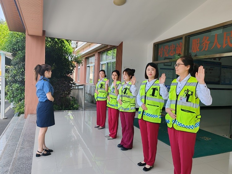 4.24+长明、盐亭+游仙长明、盐亭收费站开展服务礼仪培训.jpg