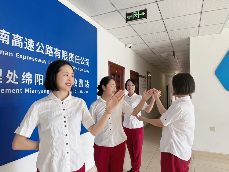 9.18+三台+三台收费站开展节前优服培训 备战出行高峰.JPG