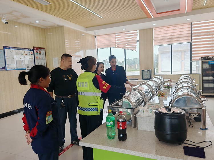 9.23+东塔服务区+东塔服务区邀请三台县市场监督管理局开展国庆节前食品安全检查.jpg